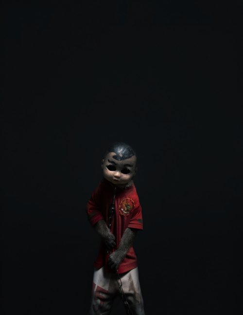 A Kind of You é um projeto fotográfico de Perttu Saksa onde ele documenta a estranha tradição asiática onde macacos são treinados e vestidos como seres humanos com a intenção de pedir dinheiro para pessoas pelas ruas. E isso não é algo que existe apenas no interior e em áreas pouco populadas. Essa tradição existe em muitas cidades modernas, o que deixa tudo de um jeito ainda mais perturbador. Afinal, um teatro de rua cruel com animais não é a melhor forma de conseguir dinheiro de transeuntes.