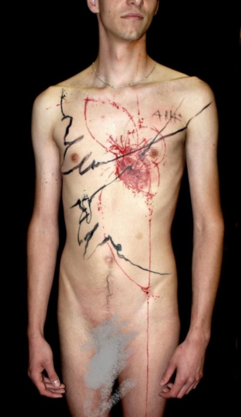 As tatuagens de Lukas Musil tem um visual abstrato e bem interessante. Algumas delas tem um visual mais tradicional, por assim dizer, a acabam tendo formas mais próximas de anjos, pássaros e outras criaturas com asas. Outras acabam sendo apenas traços e círculos. Alguns desses, ultrapassam o limite da pele de uma pessoa e conectam casais e duplas de amigos de um jeito mais do que especial.