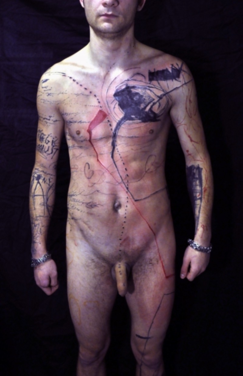 As tatuagens de Lukas Musil tem um visual abstrato e bem interessante. Algumas delas tem um visual mais tradicional, por assim dizer, a acabam tendo formas mais próximas de anjos, pássaros e outras criaturas com asas. Outras acabam sendo apenas traços e círculos. Alguns desses, ultrapassam o limite da pele de uma pessoa e conectam casais e duplas de amigos de um jeito mais do que especial.