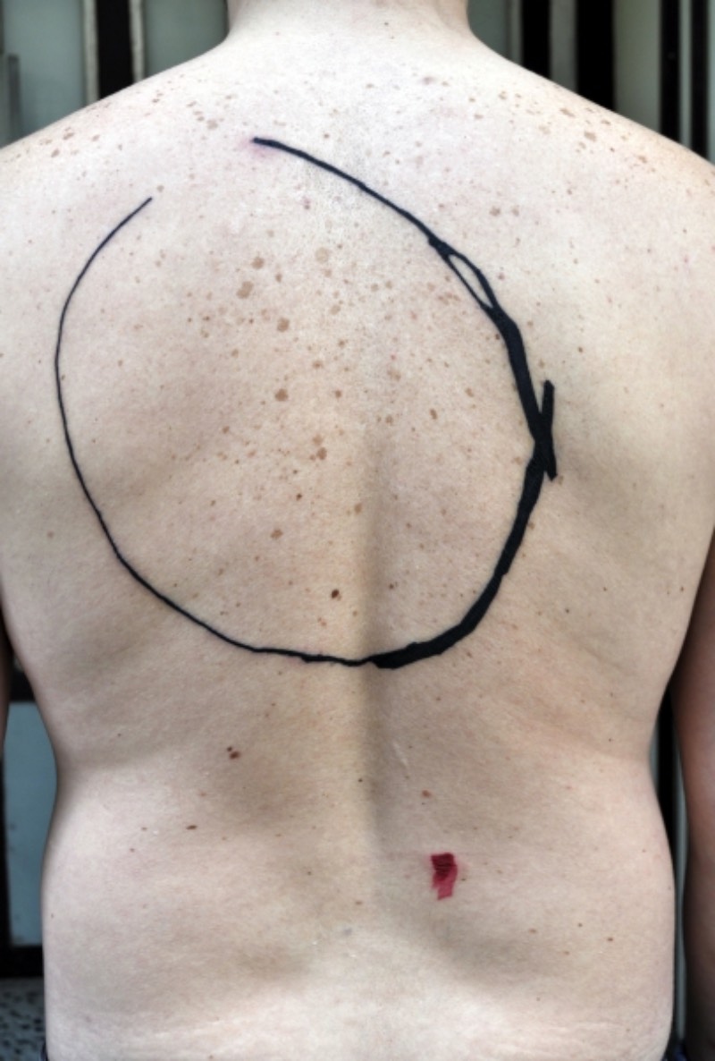 As tatuagens de Lukas Musil tem um visual abstrato e bem interessante. Algumas delas tem um visual mais tradicional, por assim dizer, a acabam tendo formas mais próximas de anjos, pássaros e outras criaturas com asas. Outras acabam sendo apenas traços e círculos. Alguns desses, ultrapassam o limite da pele de uma pessoa e conectam casais e duplas de amigos de um jeito mais do que especial.