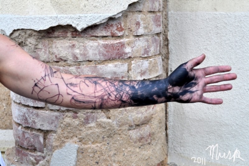 As tatuagens de Lukas Musil tem um visual abstrato e bem interessante. Algumas delas tem um visual mais tradicional, por assim dizer, a acabam tendo formas mais próximas de anjos, pássaros e outras criaturas com asas. Outras acabam sendo apenas traços e círculos. Alguns desses, ultrapassam o limite da pele de uma pessoa e conectam casais e duplas de amigos de um jeito mais do que especial.