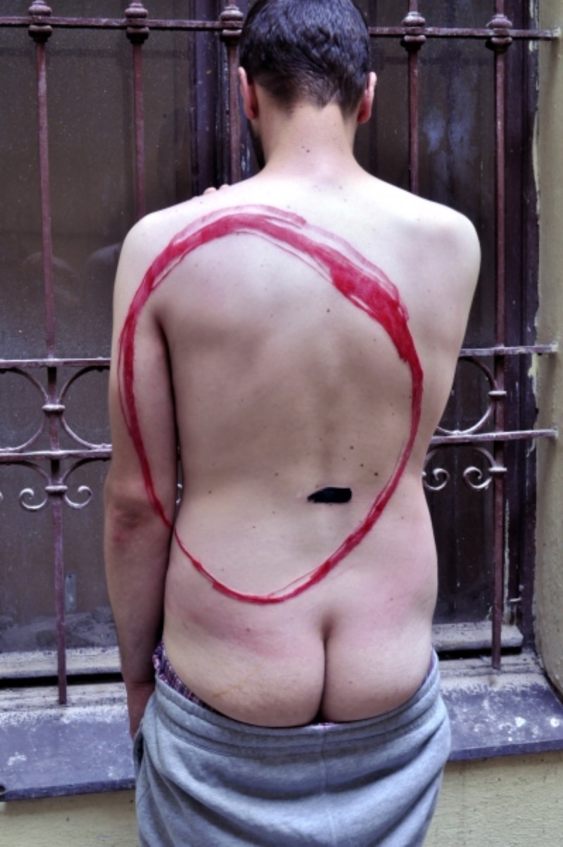 As tatuagens de Lukas Musil tem um visual abstrato e bem interessante. Algumas delas tem um visual mais tradicional, por assim dizer, a acabam tendo formas mais próximas de anjos, pássaros e outras criaturas com asas. Outras acabam sendo apenas traços e círculos. Alguns desses, ultrapassam o limite da pele de uma pessoa e conectam casais e duplas de amigos de um jeito mais do que especial.
