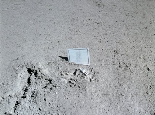 Em Agosto de 1971, o Comandante David Scott da Apollo 15, deixou o Fallen Man na Lua. A obra do artista belga Paul Van Hoeydonck tem um pouco mais de 10 centímetros e representa, simbolicamente, os astronautas que perderam a vida em missões. Uma placa comemorativa está ao lado da escultura e vem com os nomes de 14 astronautas soviéticos e americanos que morreram durante essa fase da exploração espacial.