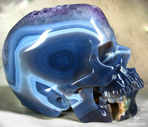 Nunca imaginei que viria postar por aqui uma caveira feita de ágatas mas  é o que eu estou fazendo aqui agora. Falo isso por que é bem comum passar por essas lojas de presentes pelo Brasil e encontrar com inúmeros objetos criados com ágatas e cristais. E, normalmente, esses objetos que você encontra nunca tem aquele <em srcset=
