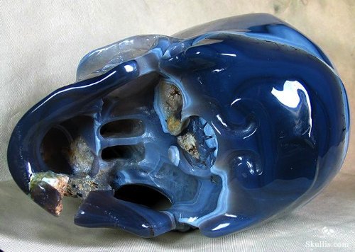 Nunca imaginei que viria postar por aqui uma caveira feita de ágatas mas  é o que eu estou fazendo aqui agora. Falo isso por que é bem comum passar por essas lojas de presentes pelo Brasil e encontrar com inúmeros objetos criados com ágatas e cristais. E, normalmente, esses objetos que você encontra nunca tem aquele <em srcset=