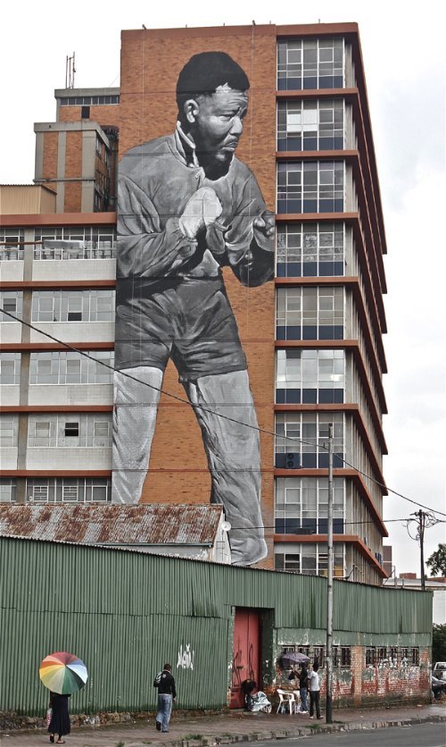 Freddy Sam foi convidado pelo pessoal de Maboneng para pintar um tributo ao seu filho mais famoso, Nelson Mandela. As imagens abaixo são do resultado final.