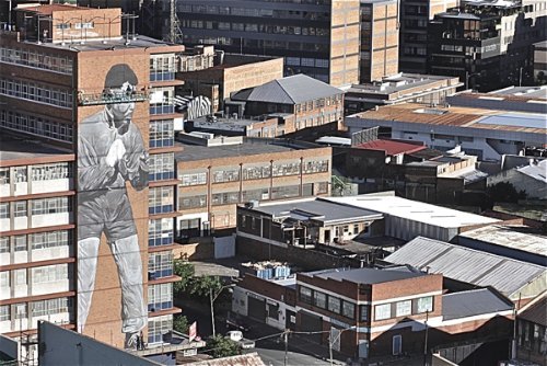 Freddy Sam foi convidado pelo pessoal de Maboneng para pintar um tributo ao seu filho mais famoso, Nelson Mandela. As imagens abaixo são do resultado final.