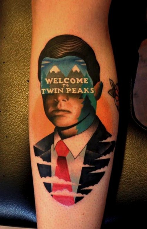 Marcin Aleksander Surowiec é o nome do tatuador polonês, mestre do que muito gente chamaria do estilo neo tradicional de tatuagem. Suas referências visuais vem da música, de desenhos animados antigos, animais, plantas e tatuagens old school. No seu trabalho você pode observar figuras humanas e elementos abstratos se somando a uma dezena de cores. Um visual que fica bem interessante