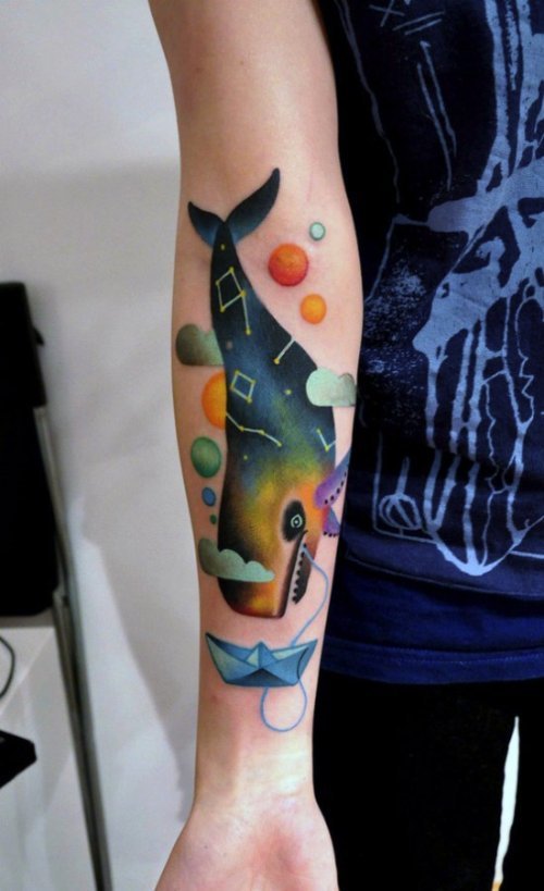 Marcin Aleksander Surowiec é o nome do tatuador polonês, mestre do que muito gente chamaria do estilo neo tradicional de tatuagem. Suas referências visuais vem da música, de desenhos animados antigos, animais, plantas e tatuagens old school. No seu trabalho você pode observar figuras humanas e elementos abstratos se somando a uma dezena de cores. Um visual que fica bem interessante