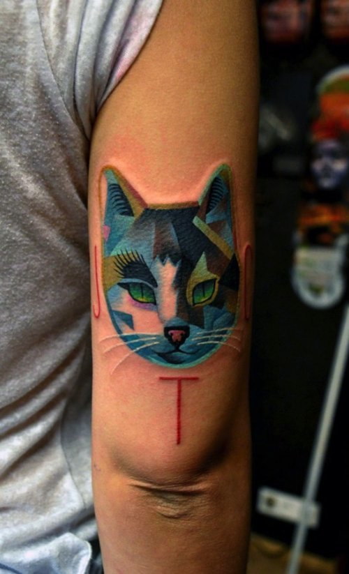Marcin Aleksander Surowiec é o nome do tatuador polonês, mestre do que muito gente chamaria do estilo neo tradicional de tatuagem. Suas referências visuais vem da música, de desenhos animados antigos, animais, plantas e tatuagens old school. No seu trabalho você pode observar figuras humanas e elementos abstratos se somando a uma dezena de cores. Um visual que fica bem interessante