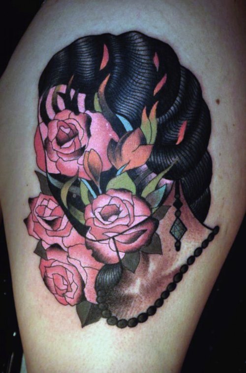 Marcin Aleksander Surowiec é o nome do tatuador polonês, mestre do que muito gente chamaria do estilo neo tradicional de tatuagem. Suas referências visuais vem da música, de desenhos animados antigos, animais, plantas e tatuagens old school. No seu trabalho você pode observar figuras humanas e elementos abstratos se somando a uma dezena de cores. Um visual que fica bem interessante