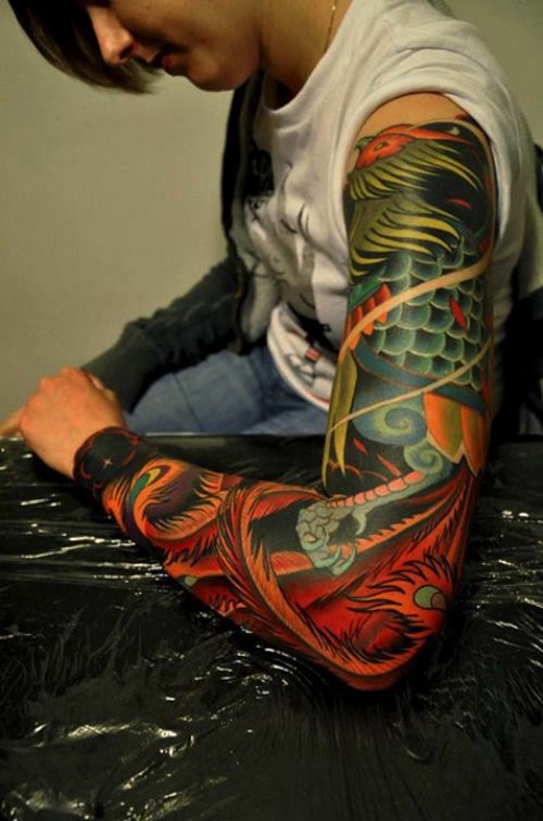 Marcin Aleksander Surowiec é o nome do tatuador polonês, mestre do que muito gente chamaria do estilo neo tradicional de tatuagem. Suas referências visuais vem da música, de desenhos animados antigos, animais, plantas e tatuagens old school. No seu trabalho você pode observar figuras humanas e elementos abstratos se somando a uma dezena de cores. Um visual que fica bem interessante
