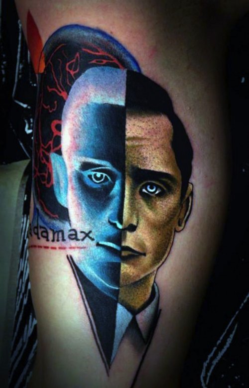 Marcin Aleksander Surowiec é o nome do tatuador polonês, mestre do que muito gente chamaria do estilo neo tradicional de tatuagem. Suas referências visuais vem da música, de desenhos animados antigos, animais, plantas e tatuagens old school. No seu trabalho você pode observar figuras humanas e elementos abstratos se somando a uma dezena de cores. Um visual que fica bem interessante