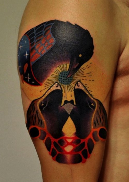 Marcin Aleksander Surowiec é o nome do tatuador polonês, mestre do que muito gente chamaria do estilo neo tradicional de tatuagem. Suas referências visuais vem da música, de desenhos animados antigos, animais, plantas e tatuagens old school. No seu trabalho você pode observar figuras humanas e elementos abstratos se somando a uma dezena de cores. Um visual que fica bem interessante
