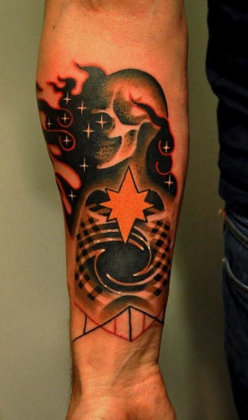 Marcin Aleksander Surowiec é o nome do tatuador polonês, mestre do que muito gente chamaria do estilo neo tradicional de tatuagem. Suas referências visuais vem da música, de desenhos animados antigos, animais, plantas e tatuagens old school. No seu trabalho você pode observar figuras humanas e elementos abstratos se somando a uma dezena de cores. Um visual que fica bem interessante