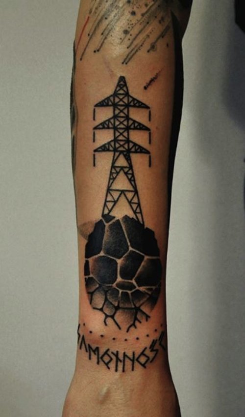 Marcin Aleksander Surowiec é o nome do tatuador polonês, mestre do que muito gente chamaria do estilo neo tradicional de tatuagem. Suas referências visuais vem da música, de desenhos animados antigos, animais, plantas e tatuagens old school. No seu trabalho você pode observar figuras humanas e elementos abstratos se somando a uma dezena de cores. Um visual que fica bem interessante