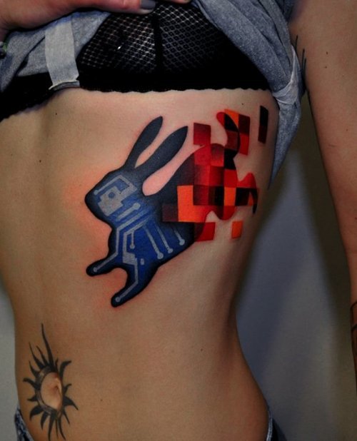 Marcin Aleksander Surowiec é o nome do tatuador polonês, mestre do que muito gente chamaria do estilo neo tradicional de tatuagem. Suas referências visuais vem da música, de desenhos animados antigos, animais, plantas e tatuagens old school. No seu trabalho você pode observar figuras humanas e elementos abstratos se somando a uma dezena de cores. Um visual que fica bem interessante