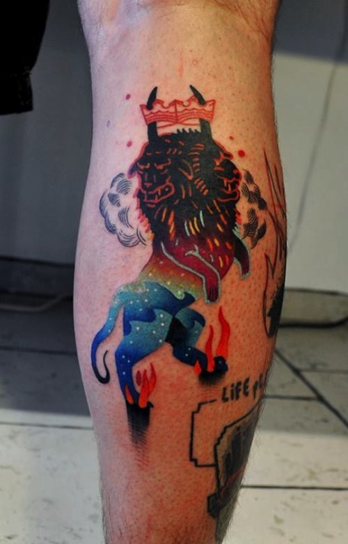 Marcin Aleksander Surowiec é o nome do tatuador polonês, mestre do que muito gente chamaria do estilo neo tradicional de tatuagem. Suas referências visuais vem da música, de desenhos animados antigos, animais, plantas e tatuagens old school. No seu trabalho você pode observar figuras humanas e elementos abstratos se somando a uma dezena de cores. Um visual que fica bem interessante