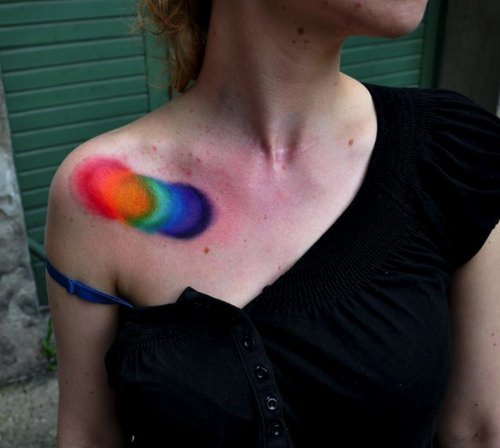 Marcin Aleksander Surowiec é o nome do tatuador polonês, mestre do que muito gente chamaria do estilo neo tradicional de tatuagem. Suas referências visuais vem da música, de desenhos animados antigos, animais, plantas e tatuagens old school. No seu trabalho você pode observar figuras humanas e elementos abstratos se somando a uma dezena de cores. Um visual que fica bem interessante