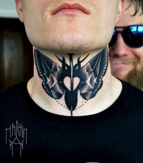 Marcin Aleksander Surowiec é o nome do tatuador polonês, mestre do que muito gente chamaria do estilo neo tradicional de tatuagem. Suas referências visuais vem da música, de desenhos animados antigos, animais, plantas e tatuagens old school. No seu trabalho você pode observar figuras humanas e elementos abstratos se somando a uma dezena de cores. Um visual que fica bem interessante