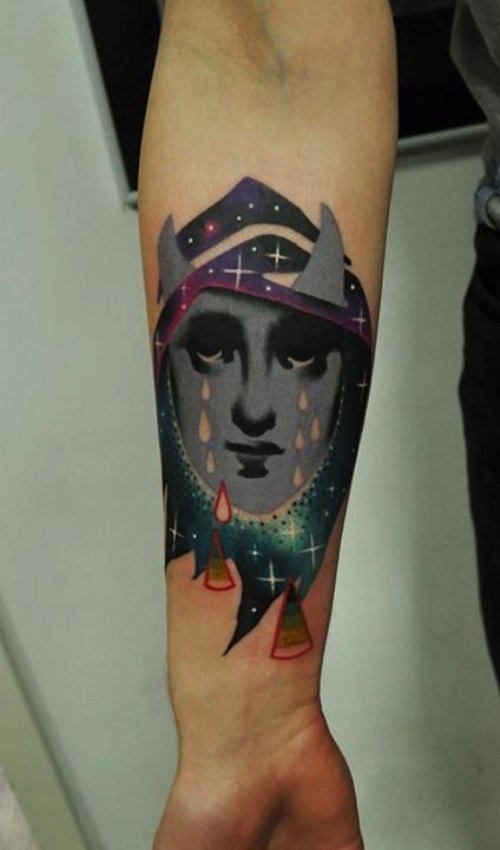 Marcin Aleksander Surowiec é o nome do tatuador polonês, mestre do que muito gente chamaria do estilo neo tradicional de tatuagem. Suas referências visuais vem da música, de desenhos animados antigos, animais, plantas e tatuagens old school. No seu trabalho você pode observar figuras humanas e elementos abstratos se somando a uma dezena de cores. Um visual que fica bem interessante