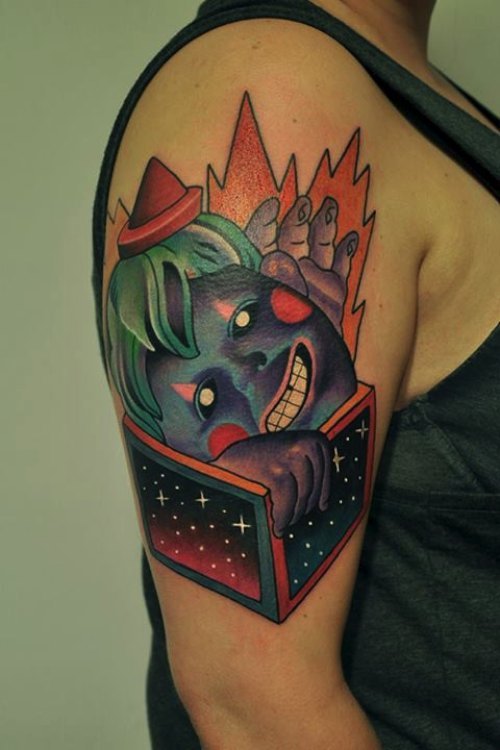 Marcin Aleksander Surowiec é o nome do tatuador polonês, mestre do que muito gente chamaria do estilo neo tradicional de tatuagem. Suas referências visuais vem da música, de desenhos animados antigos, animais, plantas e tatuagens old school. No seu trabalho você pode observar figuras humanas e elementos abstratos se somando a uma dezena de cores. Um visual que fica bem interessante