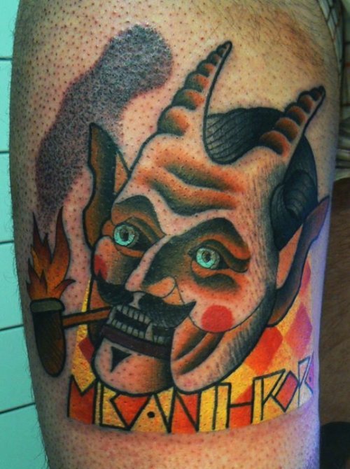 Marcin Aleksander Surowiec é o nome do tatuador polonês, mestre do que muito gente chamaria do estilo neo tradicional de tatuagem. Suas referências visuais vem da música, de desenhos animados antigos, animais, plantas e tatuagens old school. No seu trabalho você pode observar figuras humanas e elementos abstratos se somando a uma dezena de cores. Um visual que fica bem interessante