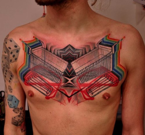 Marcin Aleksander Surowiec é o nome do tatuador polonês, mestre do que muito gente chamaria do estilo neo tradicional de tatuagem. Suas referências visuais vem da música, de desenhos animados antigos, animais, plantas e tatuagens old school. No seu trabalho você pode observar figuras humanas e elementos abstratos se somando a uma dezena de cores. Um visual que fica bem interessante