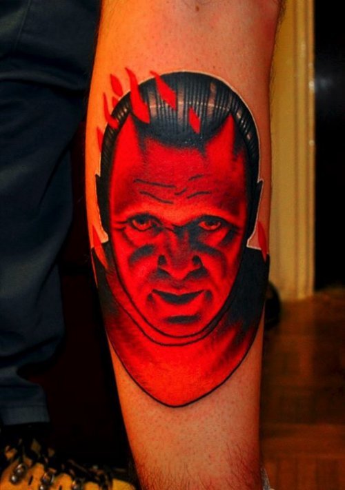 Marcin Aleksander Surowiec é o nome do tatuador polonês, mestre do que muito gente chamaria do estilo neo tradicional de tatuagem. Suas referências visuais vem da música, de desenhos animados antigos, animais, plantas e tatuagens old school. No seu trabalho você pode observar figuras humanas e elementos abstratos se somando a uma dezena de cores. Um visual que fica bem interessante