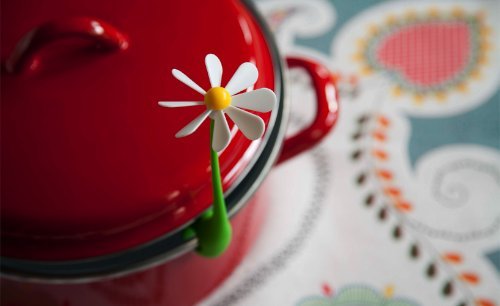 São poucas as vezes que gosto de ver o design de um objeto sendo propositalmente fofo. E foi isso que eu vi e gostei no Flower Power do Ototo Design. O produto em si é algo muito simples: uma peça de silicone que serve para deixar uma panela semi aberta. Mas, porque fazer algo apenas funcional se posso fazer algo decorativo e interessante, voltado para o público alvo?