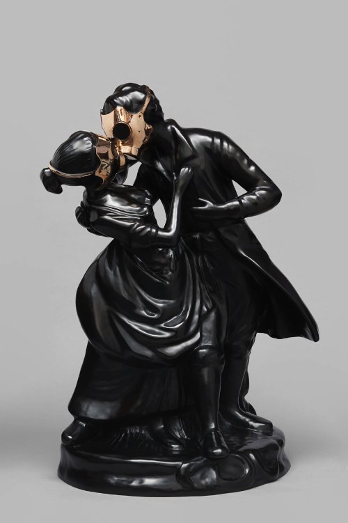 Penny Byrne cria esculturas de porcelana totalmente diferentes daquelas que sua vó costumava ter na sala de jantar. Aqui ela faz críticas a sociedade de hoje em pequenos objetos que eu teria aqui em casa sem problemas.