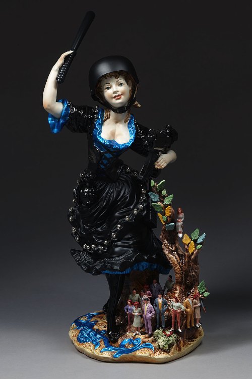 Penny Byrne cria esculturas de porcelana totalmente diferentes daquelas que sua vó costumava ter na sala de jantar. Aqui ela faz críticas a sociedade de hoje em pequenos objetos que eu teria aqui em casa sem problemas.