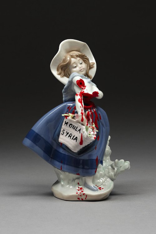 Penny Byrne cria esculturas de porcelana totalmente diferentes daquelas que sua vó costumava ter na sala de jantar. Aqui ela faz críticas a sociedade de hoje em pequenos objetos que eu teria aqui em casa sem problemas.