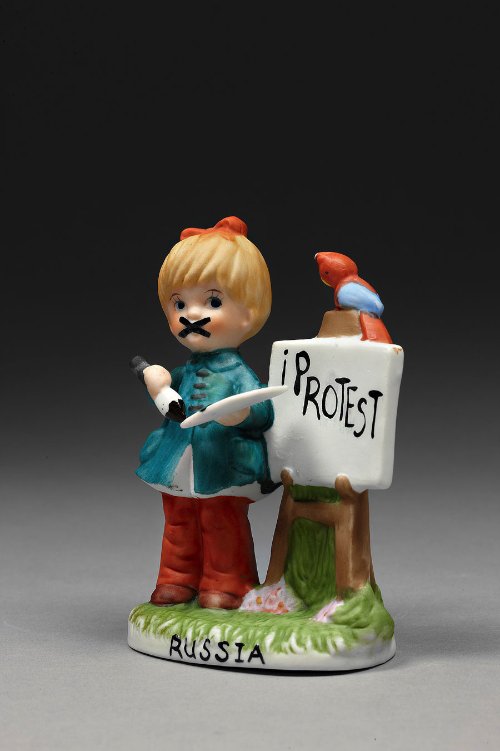 Penny Byrne cria esculturas de porcelana totalmente diferentes daquelas que sua vó costumava ter na sala de jantar. Aqui ela faz críticas a sociedade de hoje em pequenos objetos que eu teria aqui em casa sem problemas.