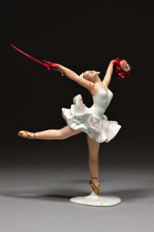 Penny Byrne cria esculturas de porcelana totalmente diferentes daquelas que sua vó costumava ter na sala de jantar. Aqui ela faz críticas a sociedade de hoje em pequenos objetos que eu teria aqui em casa sem problemas.