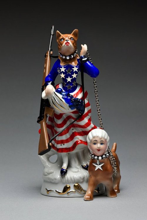Penny Byrne cria esculturas de porcelana totalmente diferentes daquelas que sua vó costumava ter na sala de jantar. Aqui ela faz críticas a sociedade de hoje em pequenos objetos que eu teria aqui em casa sem problemas.