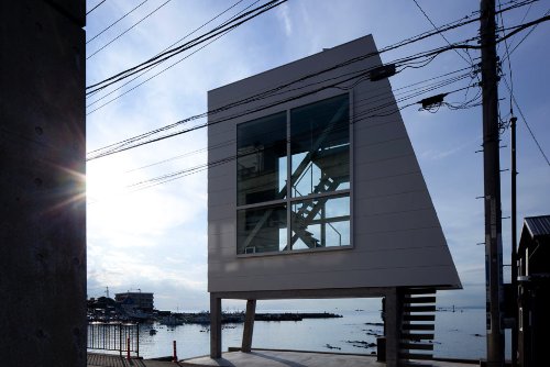 A Casa de Janelas - Window House em inglês - é uma pequena construção que existe num pequeno espaço de terra entre o mar e uma rua lá no Japão. O projeto de Yasutaka Yoshimura Architects, criou um refúgio de fim de semanas cercado de janelas com uma vista para o Monte Fuji e a Baia de Sagami.