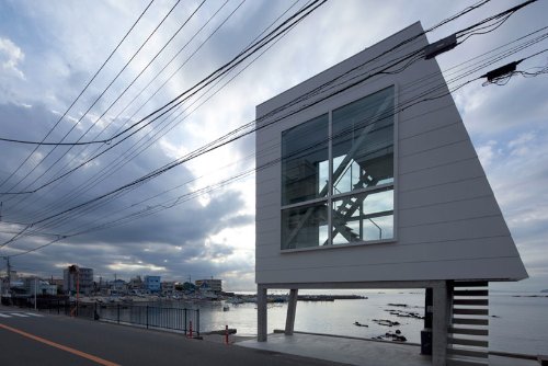 A Casa de Janelas - Window House em inglês - é uma pequena construção que existe num pequeno espaço de terra entre o mar e uma rua lá no Japão. O projeto de Yasutaka Yoshimura Architects, criou um refúgio de fim de semanas cercado de janelas com uma vista para o Monte Fuji e a Baia de Sagami.