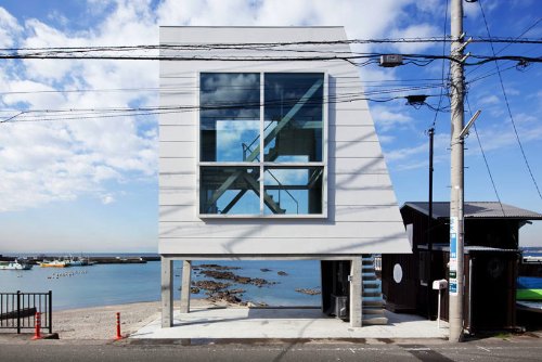 A Casa de Janelas - Window House em inglês - é uma pequena construção que existe num pequeno espaço de terra entre o mar e uma rua lá no Japão. O projeto de Yasutaka Yoshimura Architects, criou um refúgio de fim de semanas cercado de janelas com uma vista para o Monte Fuji e a Baia de Sagami.
