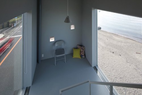 A Casa de Janelas - Window House em inglês - é uma pequena construção que existe num pequeno espaço de terra entre o mar e uma rua lá no Japão. O projeto de Yasutaka Yoshimura Architects, criou um refúgio de fim de semanas cercado de janelas com uma vista para o Monte Fuji e a Baia de Sagami.