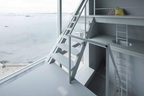 A Casa de Janelas - Window House em inglês - é uma pequena construção que existe num pequeno espaço de terra entre o mar e uma rua lá no Japão. O projeto de Yasutaka Yoshimura Architects, criou um refúgio de fim de semanas cercado de janelas com uma vista para o Monte Fuji e a Baia de Sagami.