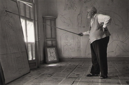 Henri Matisse desenhando com a ajuda de uma vareta