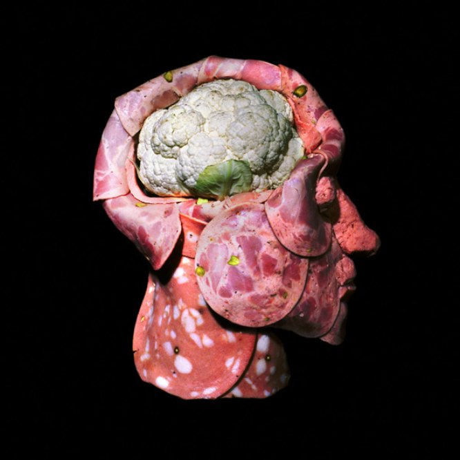 Dimitri Tsykalov produz arte de um jeito um pouco estranho. Sua arte surge através do uso de alguns objetos bem interessantes que seriam descritos por muita gente como comida. Algumas delas são feitas com frutas, outras com pedaços de carne. Algumas delas tem um visual interessante e outras parecem bem desagradáveis. Gosto muito da sua série de caveiras vegans.