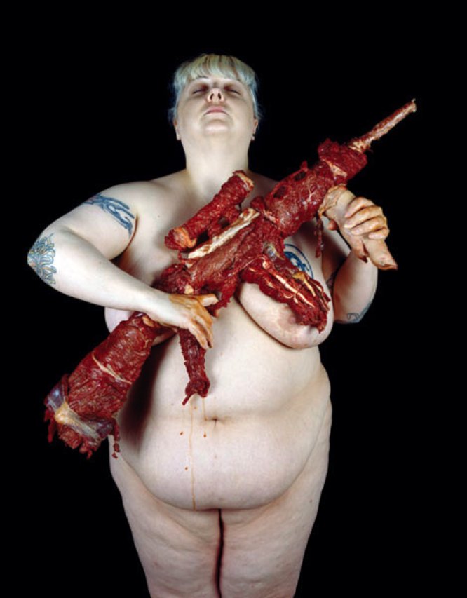 Dimitri Tsykalov produz arte de um jeito um pouco estranho. Sua arte surge através do uso de alguns objetos bem interessantes que seriam descritos por muita gente como comida. Algumas delas são feitas com frutas, outras com pedaços de carne. Algumas delas tem um visual interessante e outras parecem bem desagradáveis. Gosto muito da sua série de caveiras vegans.