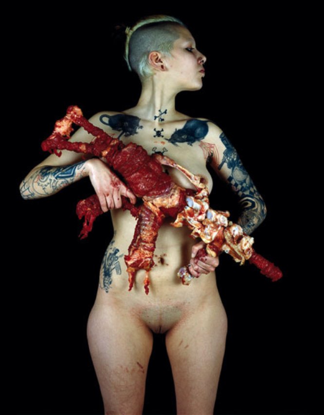 Dimitri Tsykalov produz arte de um jeito um pouco estranho. Sua arte surge através do uso de alguns objetos bem interessantes que seriam descritos por muita gente como comida. Algumas delas são feitas com frutas, outras com pedaços de carne. Algumas delas tem um visual interessante e outras parecem bem desagradáveis. Gosto muito da sua série de caveiras vegans.