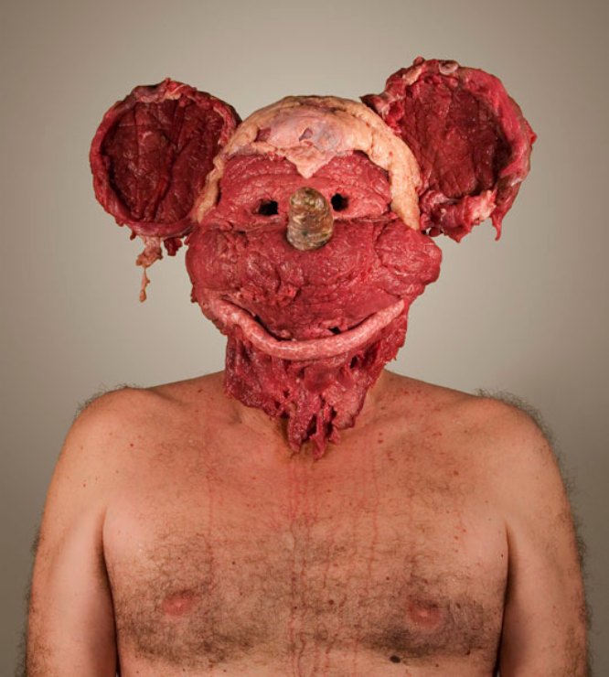 Dimitri Tsykalov produz arte de um jeito um pouco estranho. Sua arte surge através do uso de alguns objetos bem interessantes que seriam descritos por muita gente como comida. Algumas delas são feitas com frutas, outras com pedaços de carne. Algumas delas tem um visual interessante e outras parecem bem desagradáveis. Gosto muito da sua série de caveiras vegans.