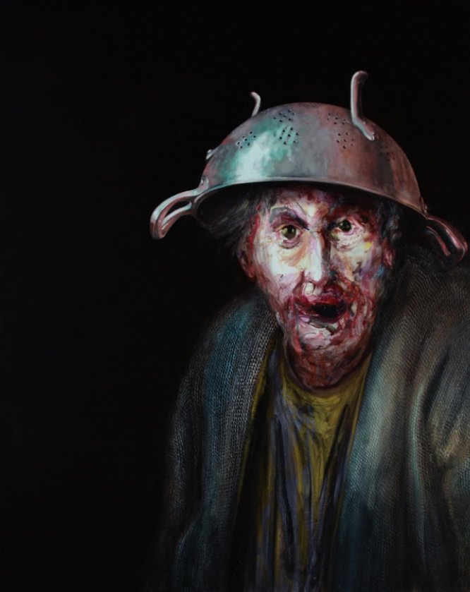 Vivemos num mundo onde tudo é digital, tudo é rápido e tudo é instantâneo. As pessoas não fazem como no passado e encomendam retratos, pinturas feitas por artistas. Mas, ao mesmo tempo que essa é uma demanda em extinção, a arte continua sendo apreciada como antes. É isso que Gael Davrinche quis explorar na sua série de retratos onde os modelos, incluindo o próprio artista, fazem piada deles mesmos. 