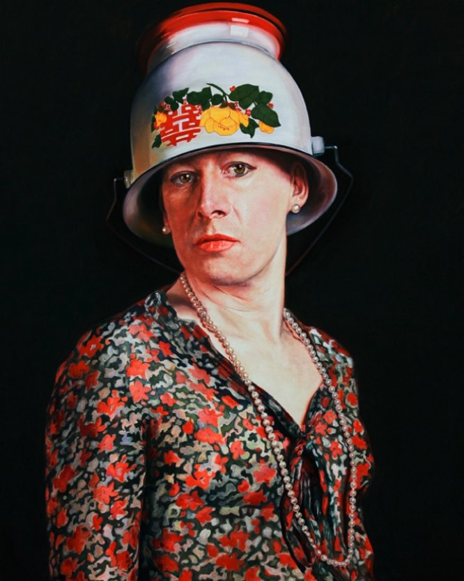 Vivemos num mundo onde tudo é digital, tudo é rápido e tudo é instantâneo. As pessoas não fazem como no passado e encomendam retratos, pinturas feitas por artistas. Mas, ao mesmo tempo que essa é uma demanda em extinção, a arte continua sendo apreciada como antes. É isso que Gael Davrinche quis explorar na sua série de retratos onde os modelos, incluindo o próprio artista, fazem piada deles mesmos. 