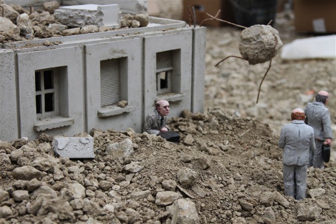 Sou fã do trabalho do Isaac Cordal tem alguns anos e gosto muito de ver seus novos projetos. A última obra que vi dele foi criada com mais de duas mil miniaturas no meio de destroços e ruínas, servindo como metáfora para o colapso do capitalismo e o que aconteceria depois. Follow the Leaders é o nome dessa obra que pode ser vista em Nantes, na França.