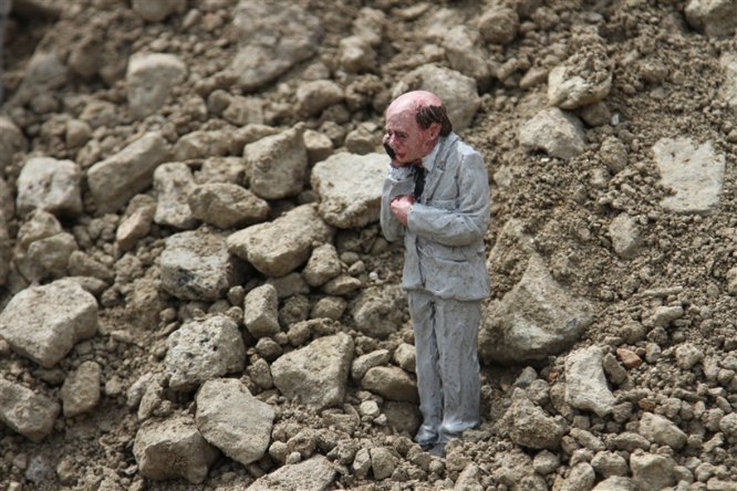 Sou fã do trabalho do Isaac Cordal tem alguns anos e gosto muito de ver seus novos projetos. A última obra que vi dele foi criada com mais de duas mil miniaturas no meio de destroços e ruínas, servindo como metáfora para o colapso do capitalismo e o que aconteceria depois. Follow the Leaders é o nome dessa obra que pode ser vista em Nantes, na França.